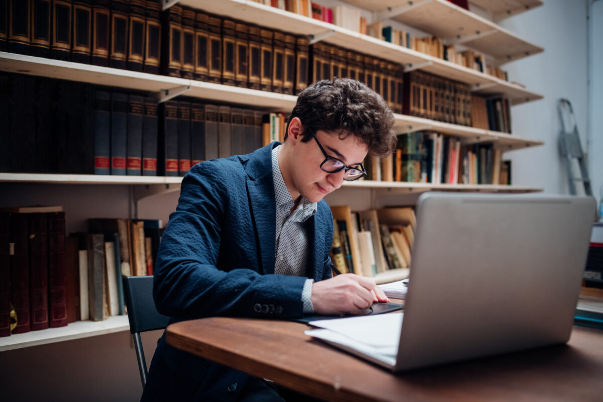 投資やお金の勉強をしながらノートパソコンに向かう男性のイメージ