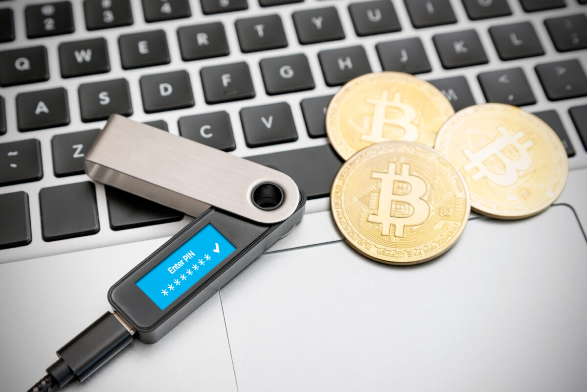 ビットコインを安全に保管するハードウェアウォレットのイメージ