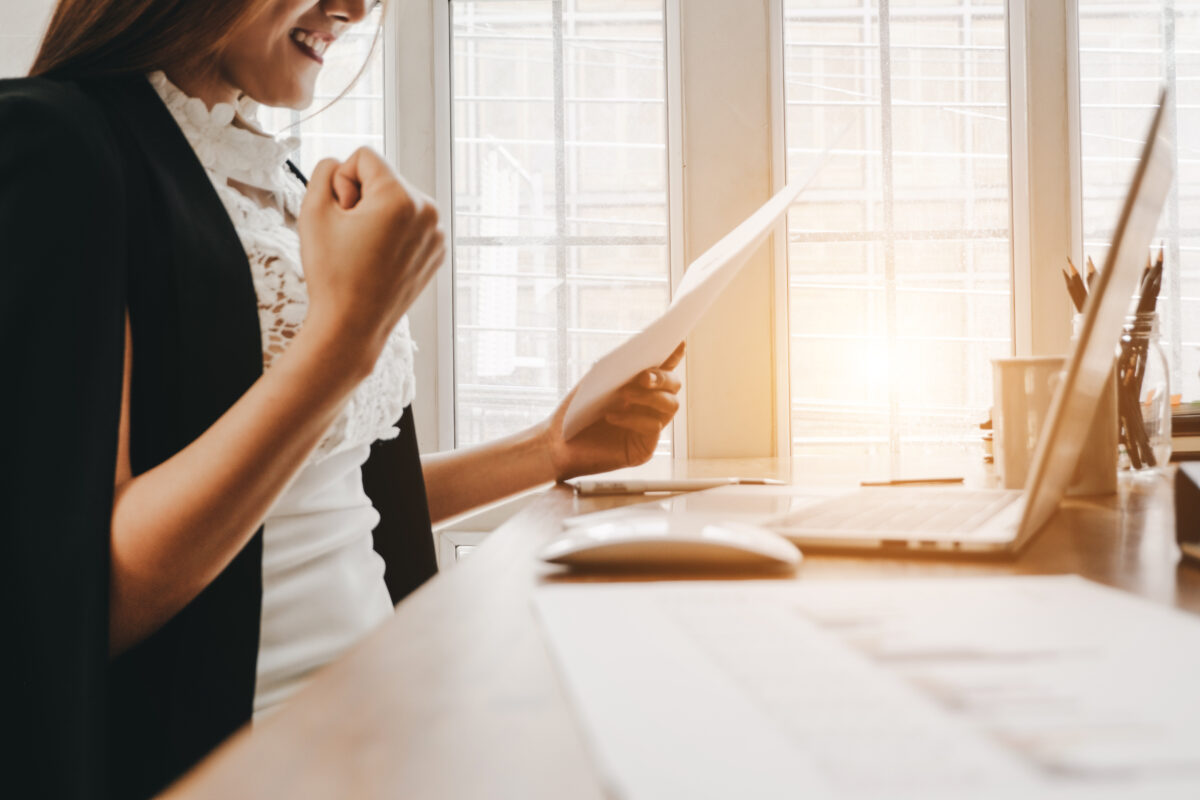 暗号資産取引や投資の結果に喜ぶ女性投資家のイメージ。成功や利益を実感するシーン