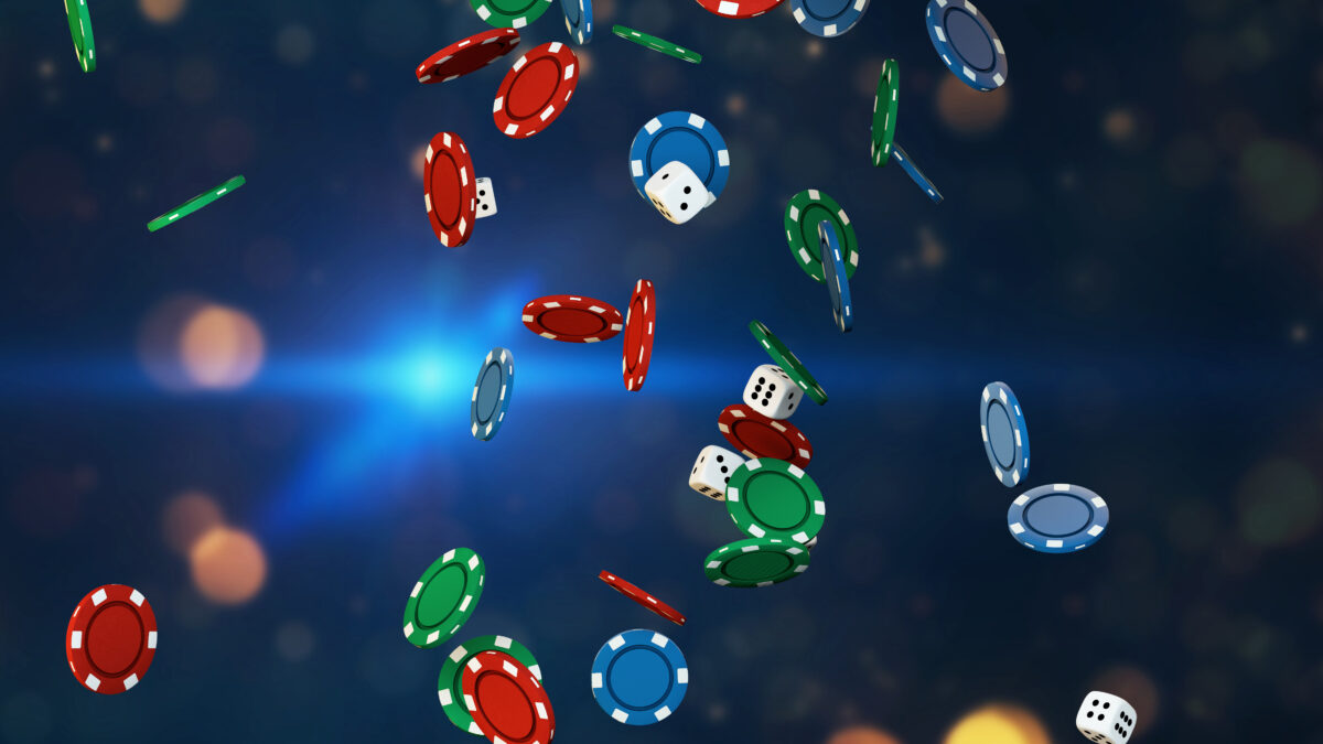 投資リスクやギャンブル的要素をイメージしたチップとサイコロ