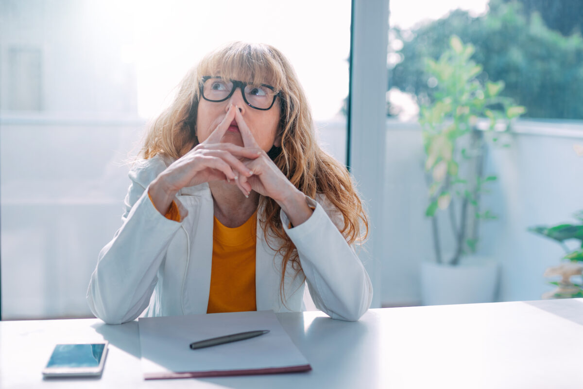 投資を始めるか迷いながら考える女性のイメージ